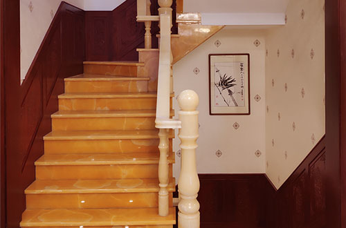 九江中式别墅室内汉白玉石楼梯的定制安装装饰效果