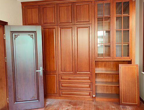 九江中式家庭装修里定制的实木衣柜效果图